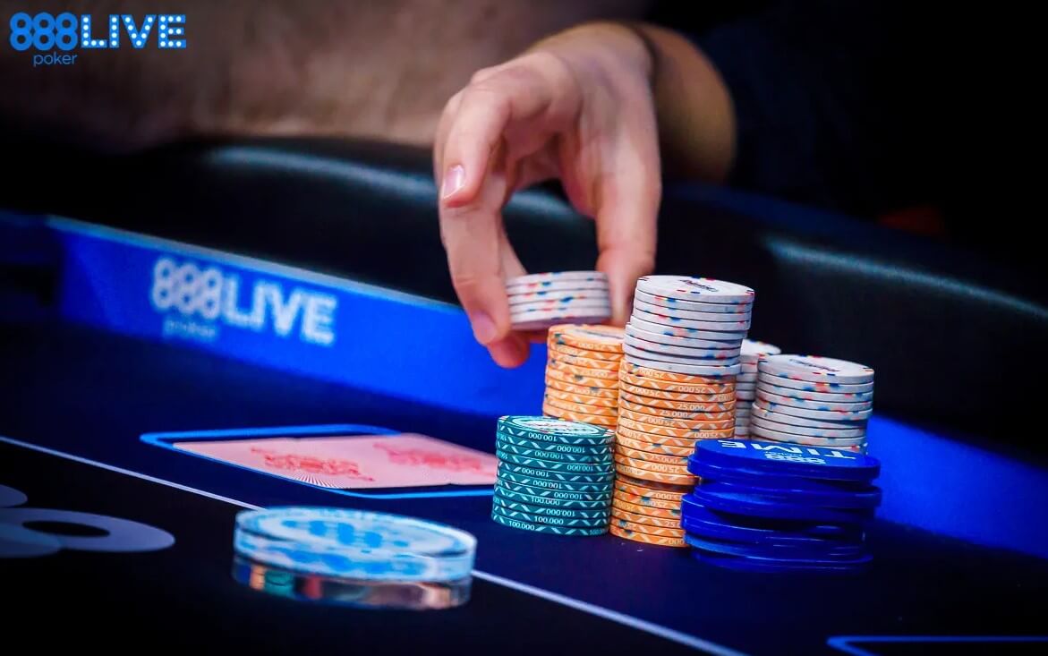 Ein Pokerspieler legt Chips auf den Pokertisch