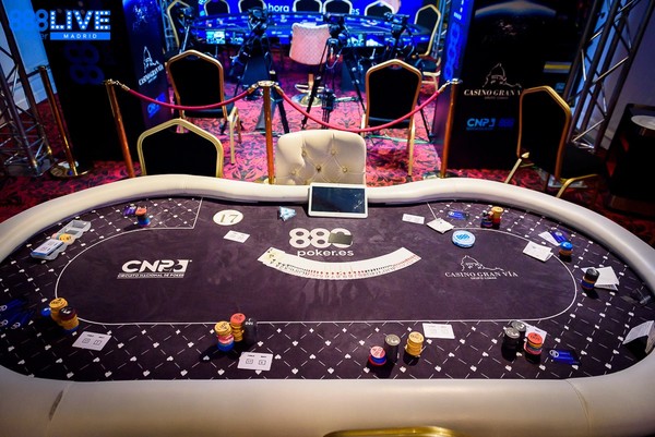 Luxus-pokertisch im schwarz- und goldstil pokerraum pokerspiel