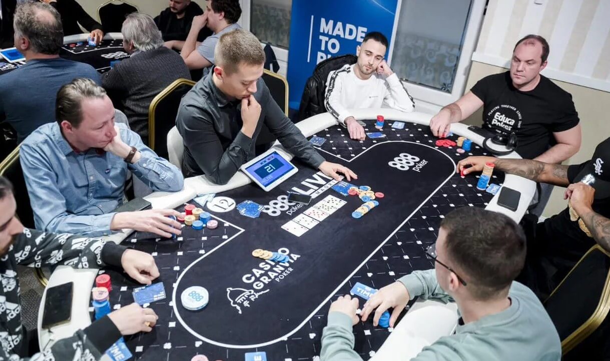 Gruppe von Leuten, die an einem Tisch Poker spielen