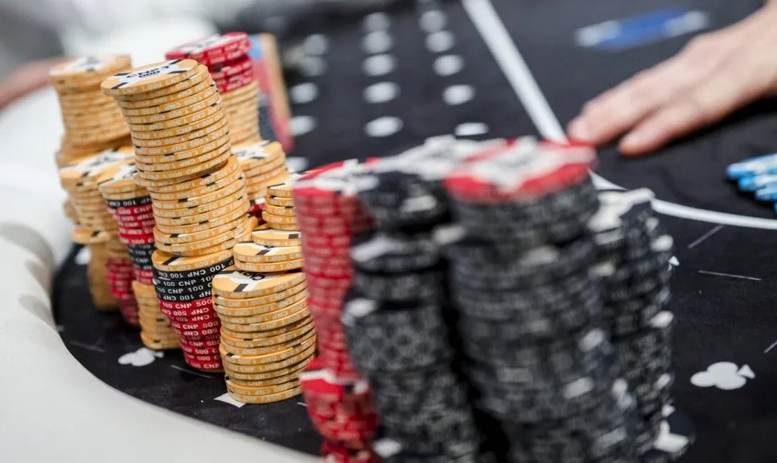 Chip-Stack auf einem Pokertisch